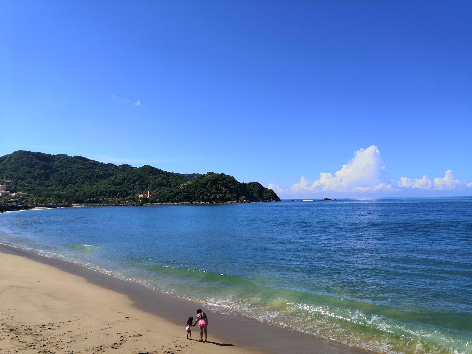 Foto av Playa Navidad med turkos rent vatten yta