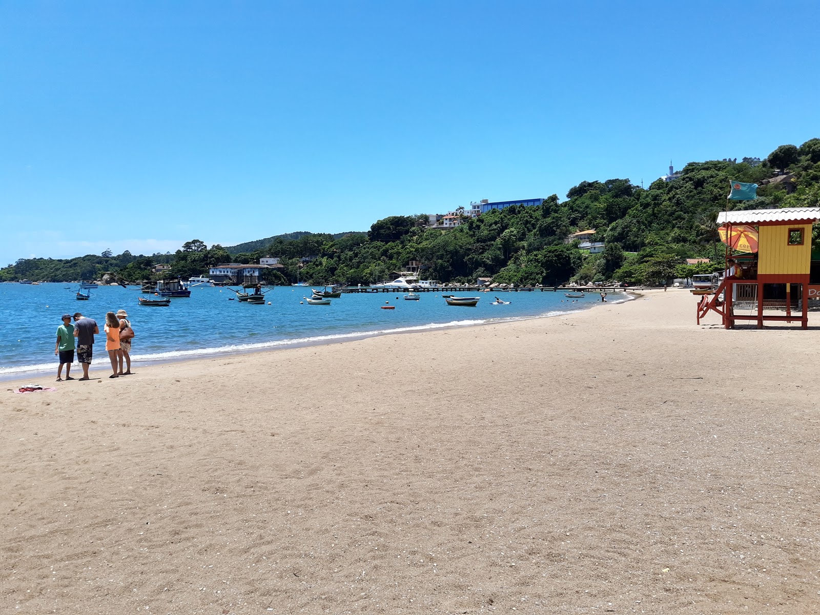 Fotografija Praia de Calheiros z svetel pesek površino