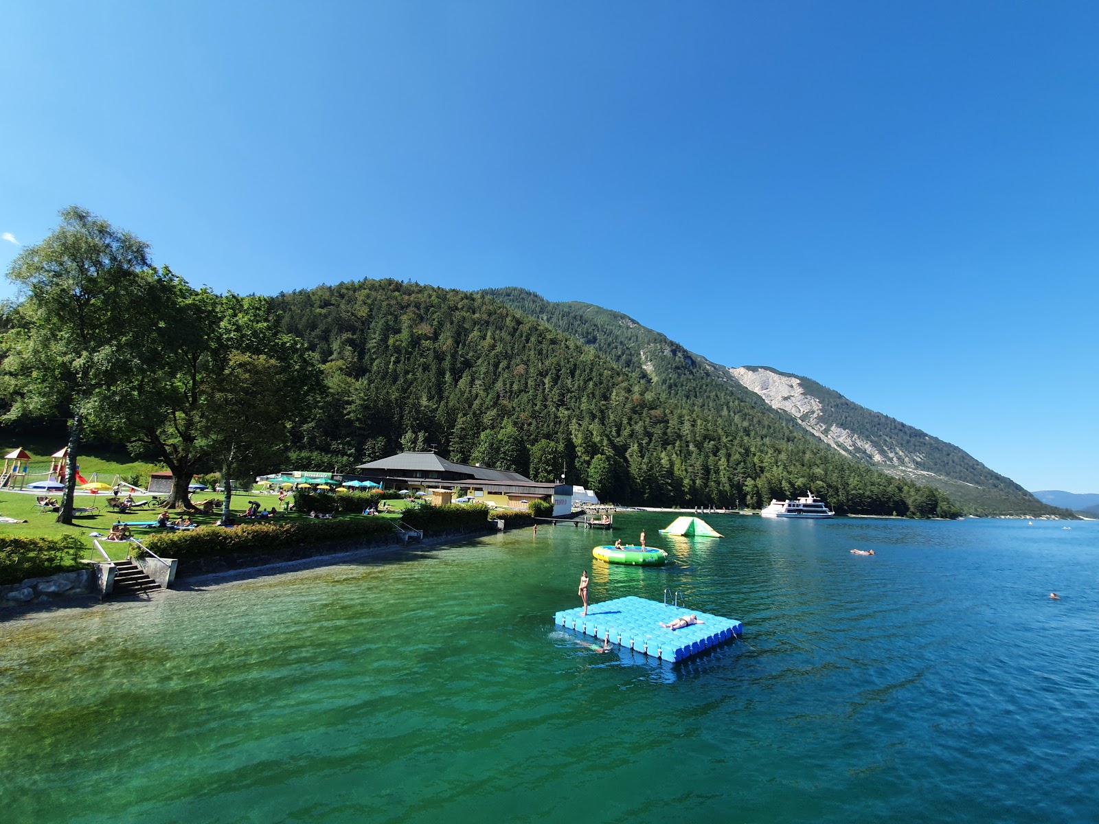 Foto di Spiaggia di Pertisau con una superficie del ciottoli grigi