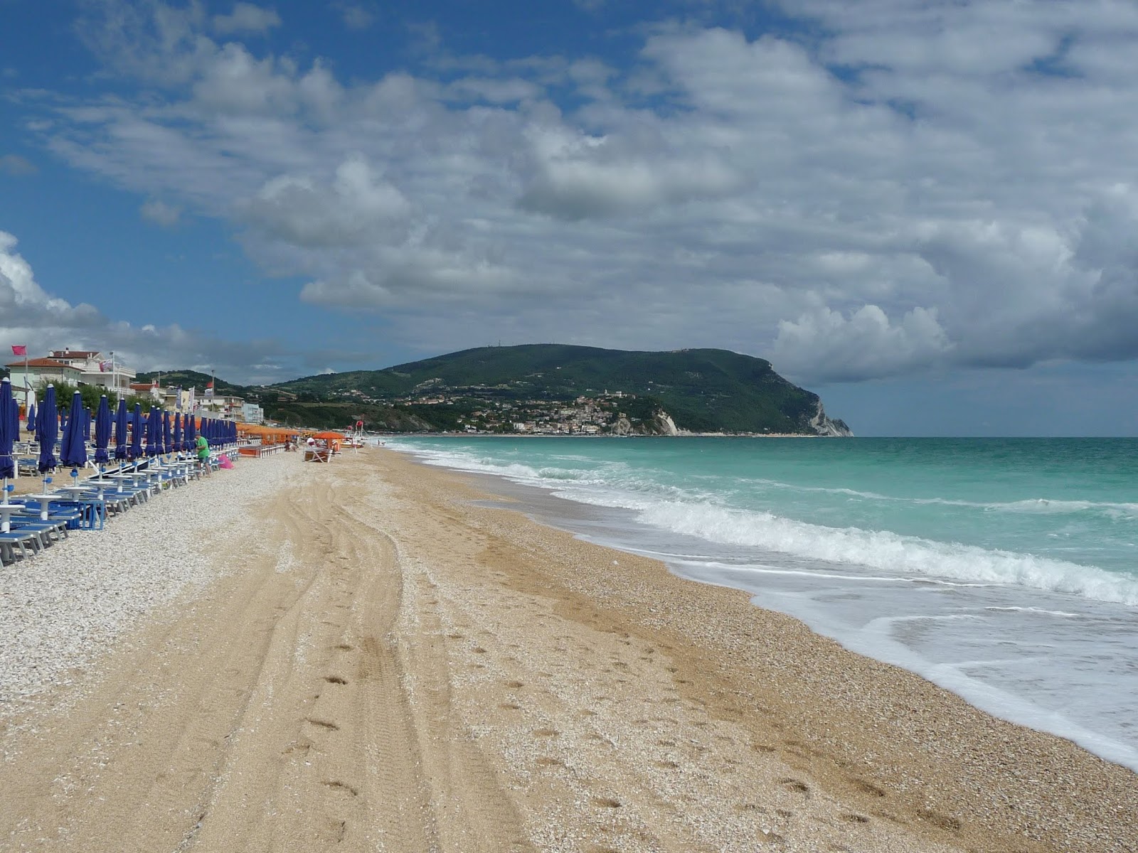 Spiaggia Libera Marcelli'in fotoğrafı geniş plaj ile birlikte