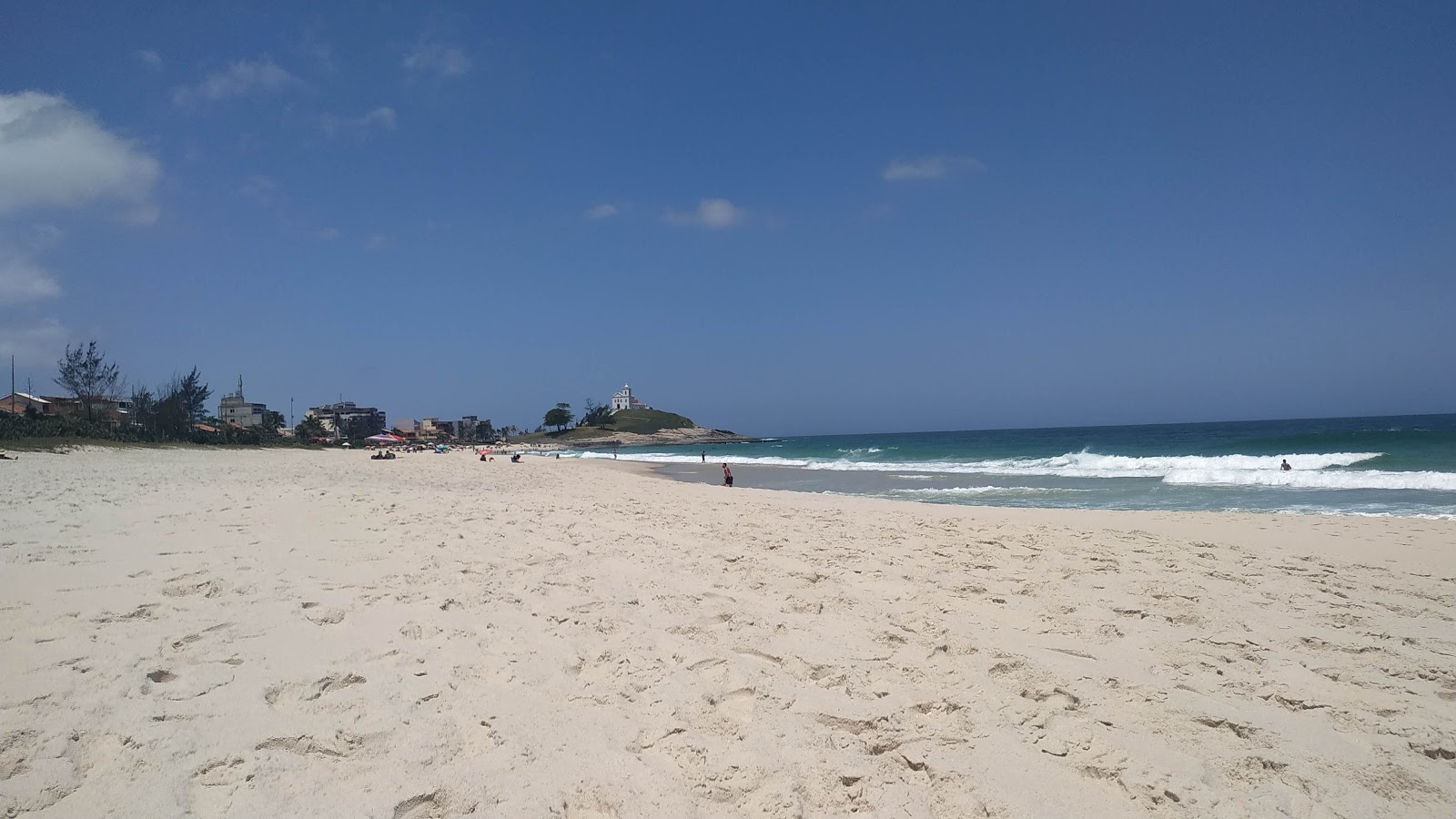 Foto von Praia da Vila mit feiner beiger sand Oberfläche