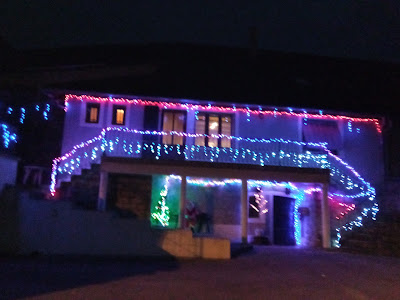Village illuminé à Noël à Val-Sonnette