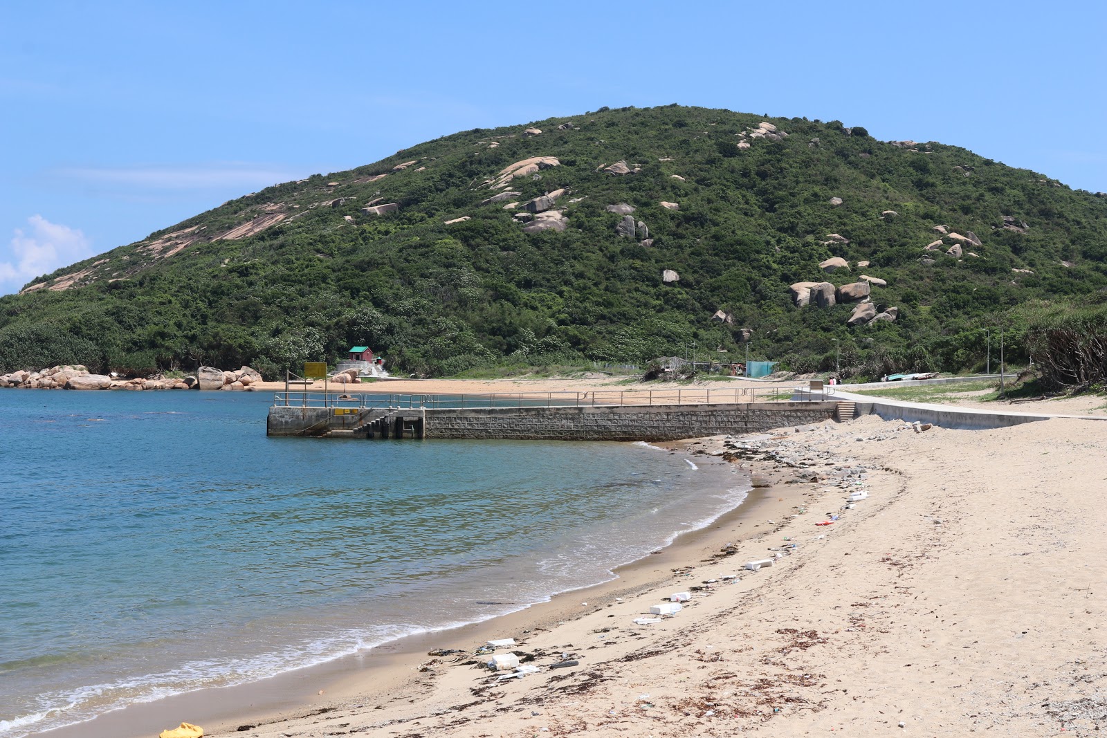 Yung Shue Ha Beach'in fotoğrafı uçurumlarla desteklenmiş
