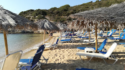 Agridia Beach'in fotoğrafı uçurumlarla desteklenmiş