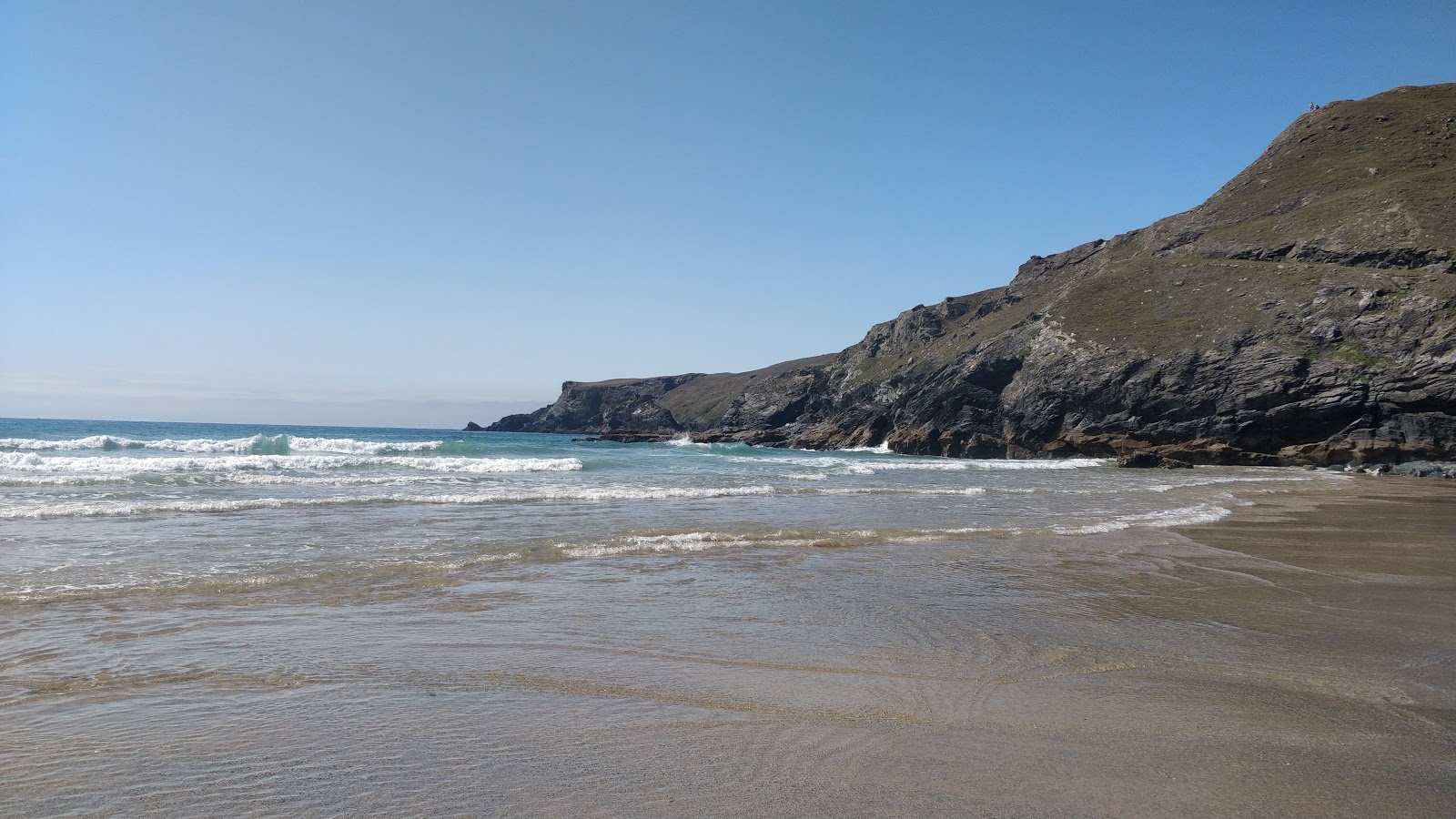 Photo of Pentire Steps beach surrounded by mountains