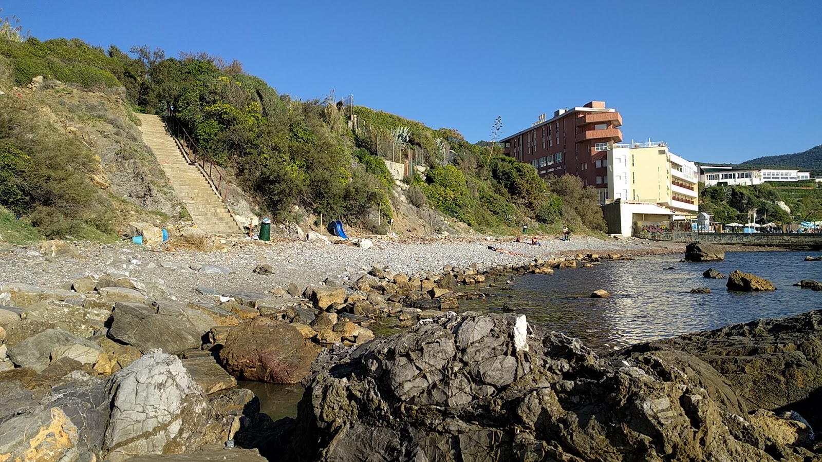 Foto de Spiaggia di Miramare com areia marrom e pedras superfície