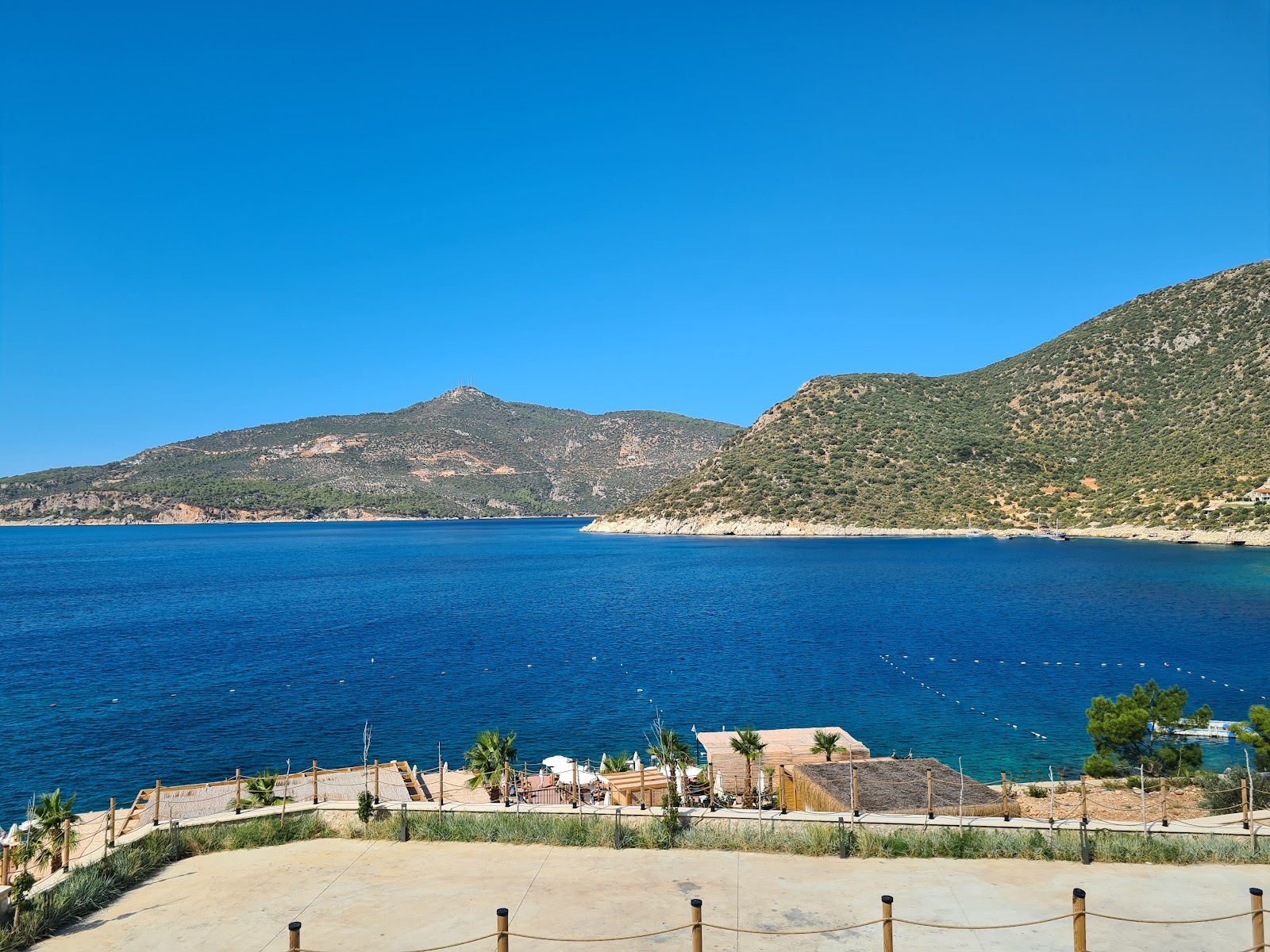 Foto von Lures Hotel Beach von Klippen umgeben