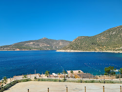 Foto von Lures Hotel Beach von Klippen umgeben