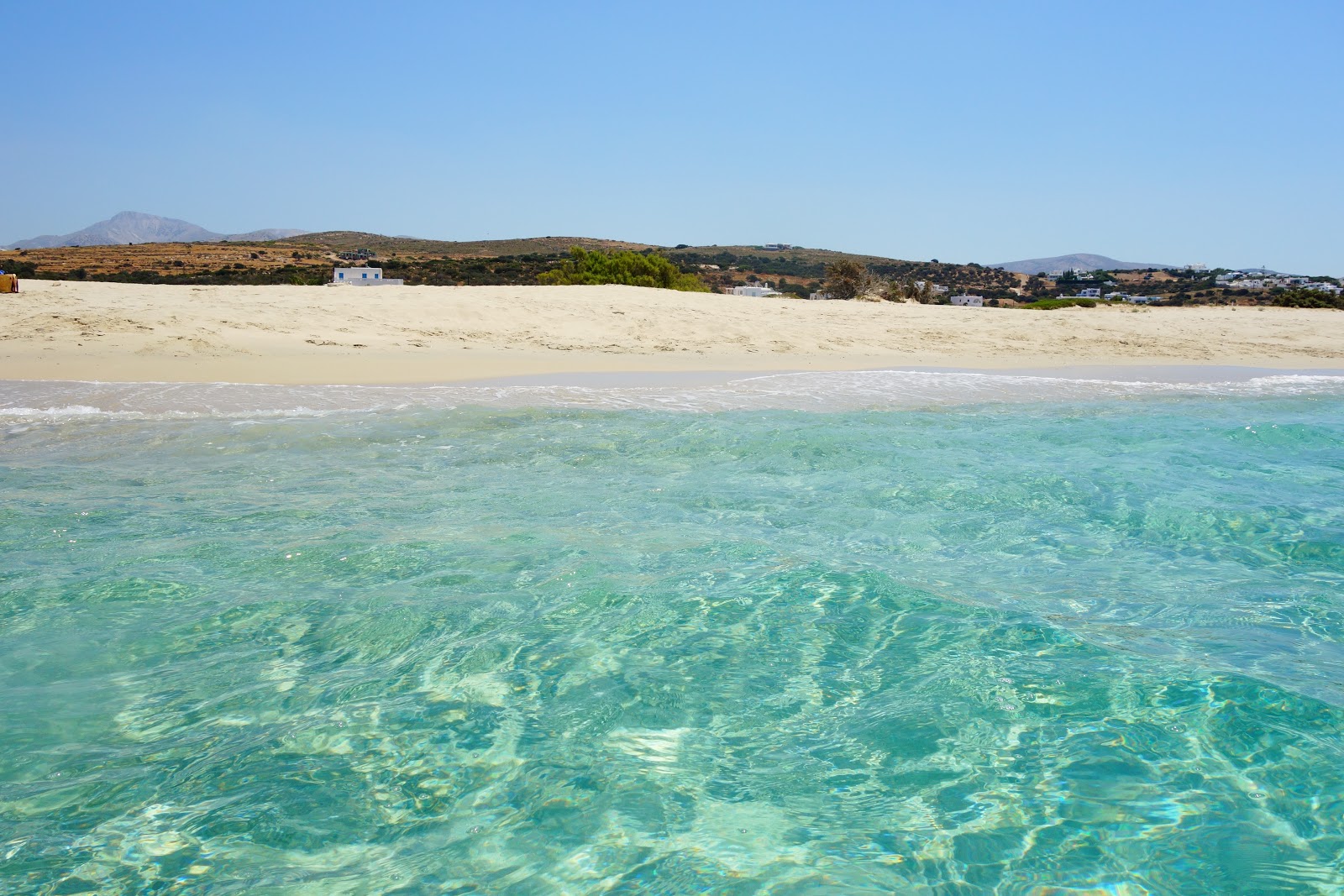 Glyfada Plajı'in fotoğrafı uçurumlarla desteklenmiş