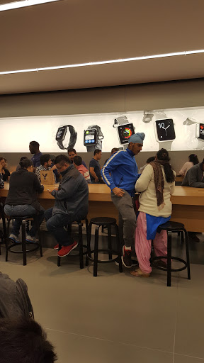 Computer Store «Apple Queens Center», reviews and photos, 90-15 Queens Blvd, Elmhurst, NY 11373, USA