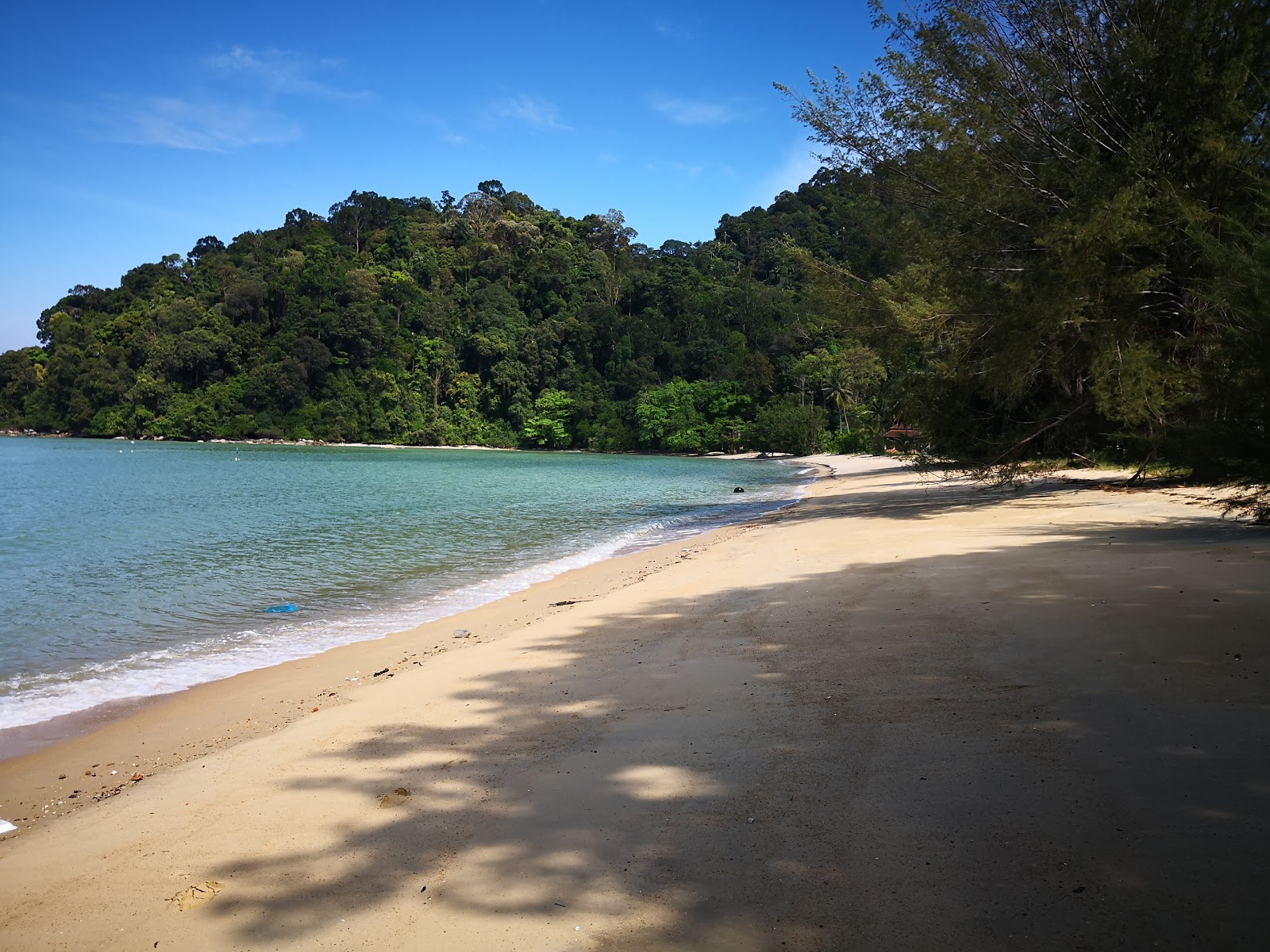 Foto di Teluk Dalam Beach con una superficie del sabbia beige