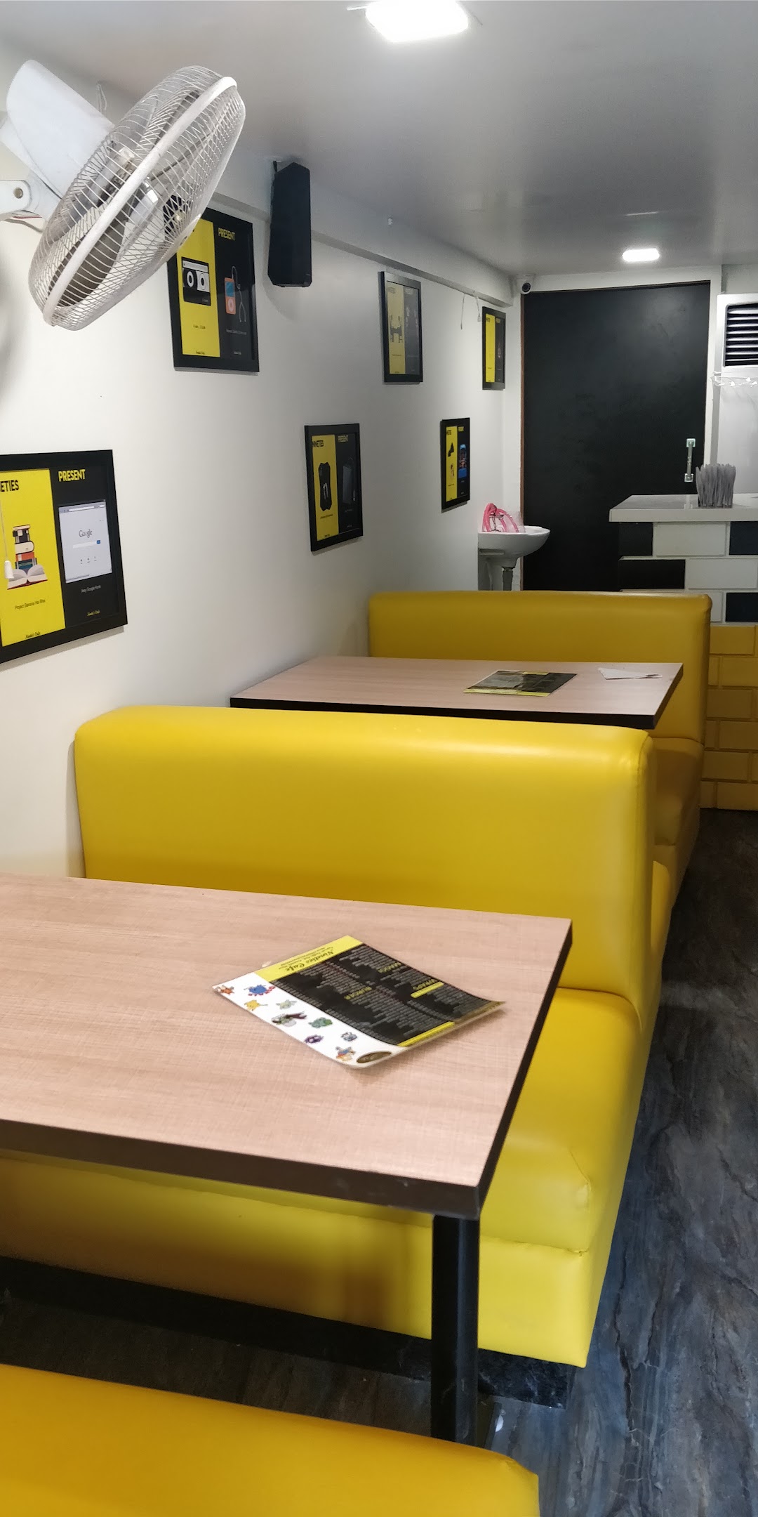 Nineties Cafe