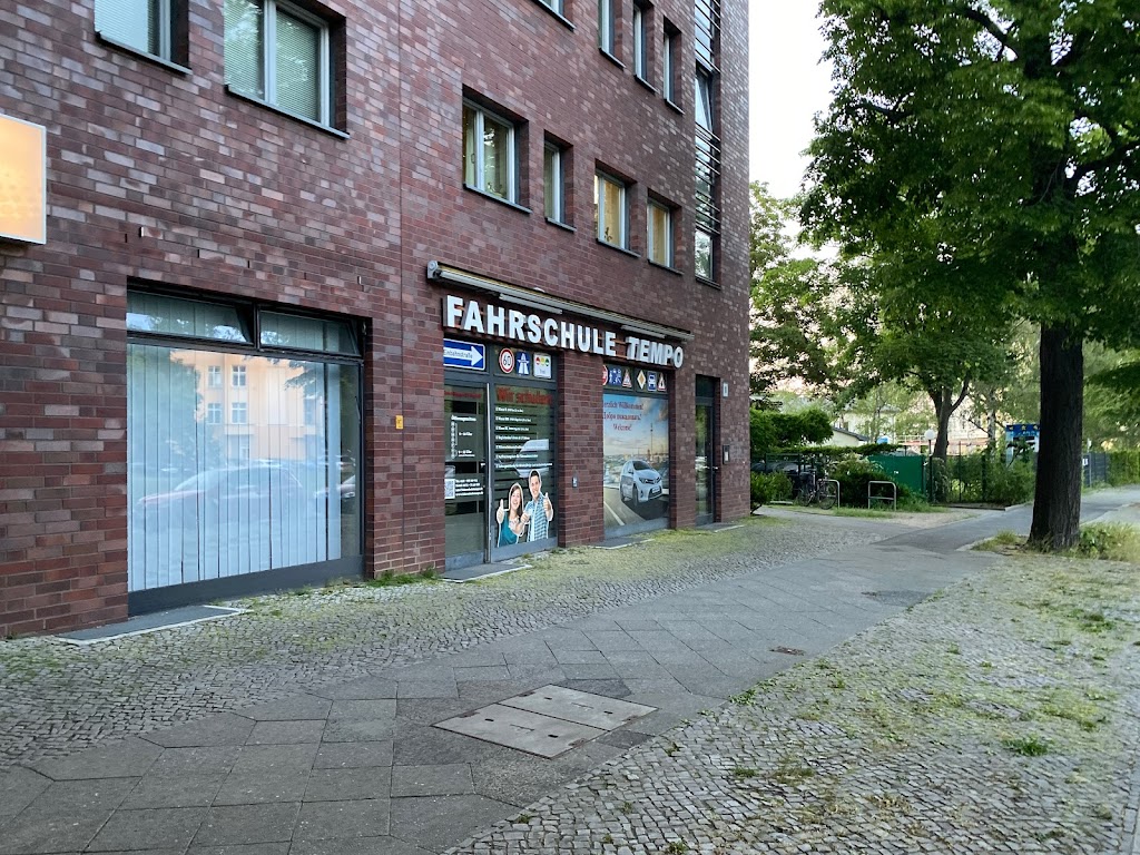 Fahrschule TEMPO Russisch, Deutsch
