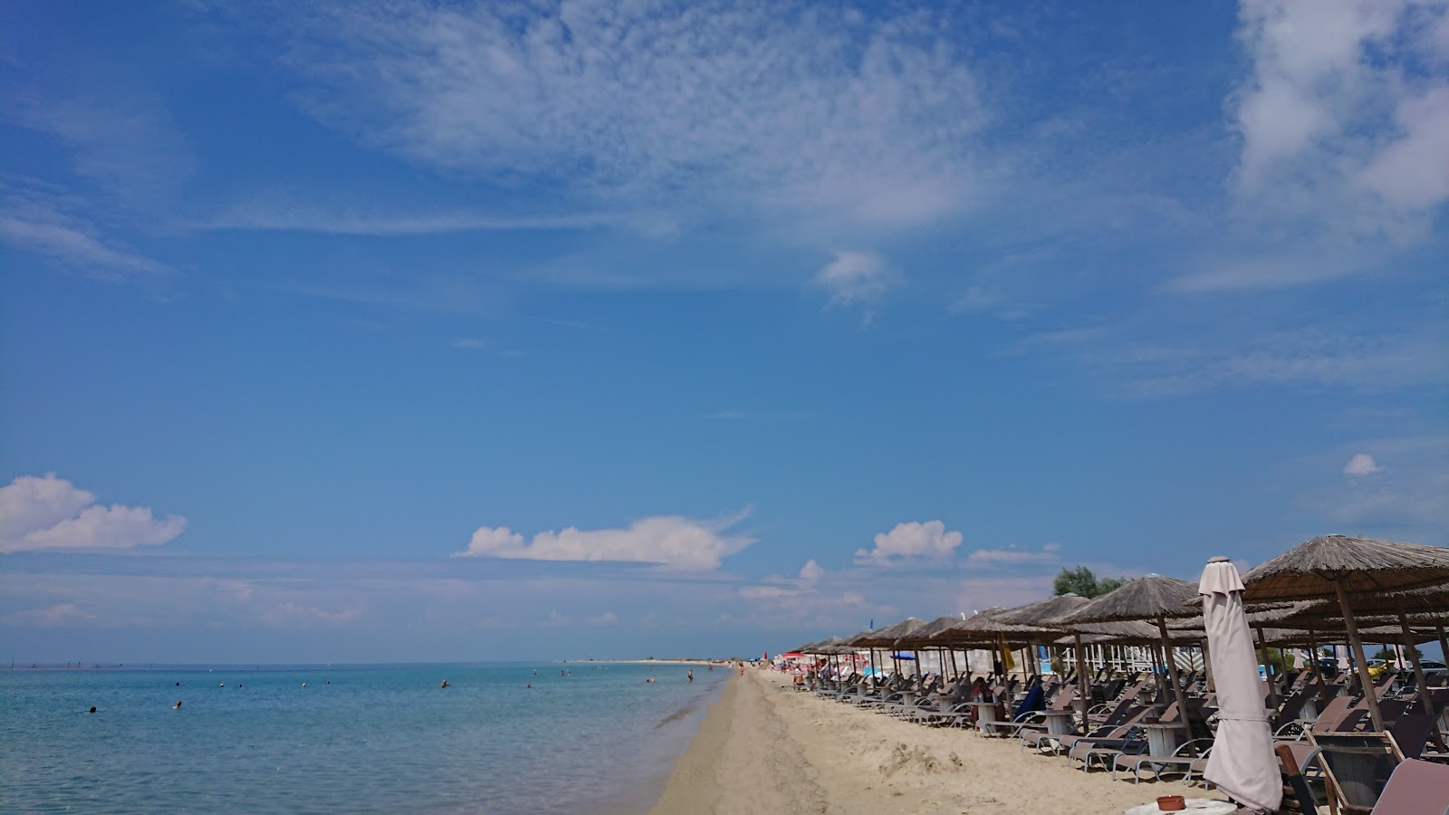 Fotografie cu Plaja râului Epanomis - locul popular printre cunoscătorii de relaxare