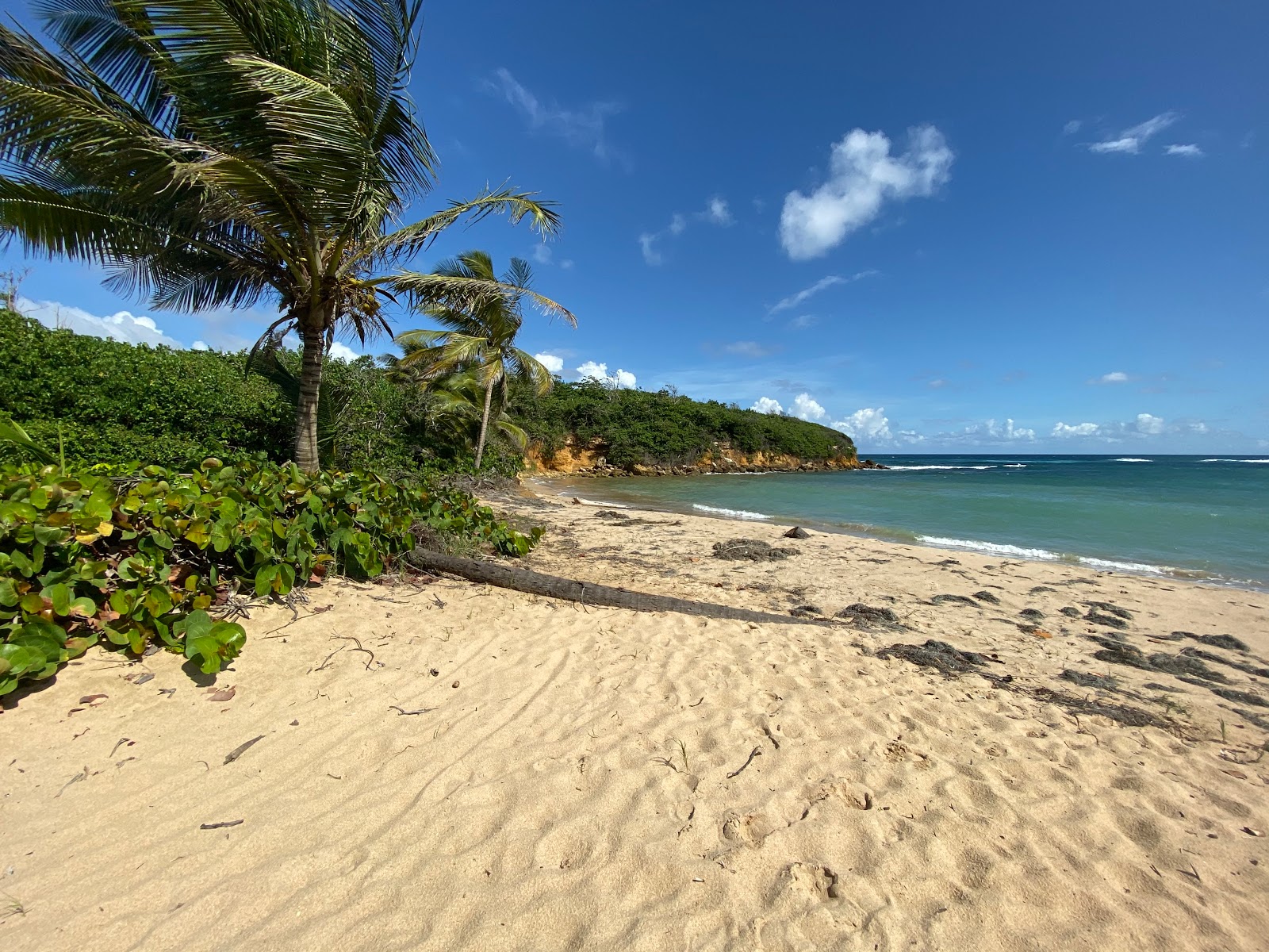 Foto af Playa De Los Tocones med lys sand overflade