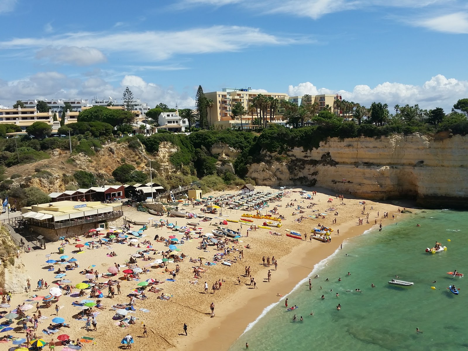 Foto av Stranden Nossa Senhora da Rocha och dess vackra landskap