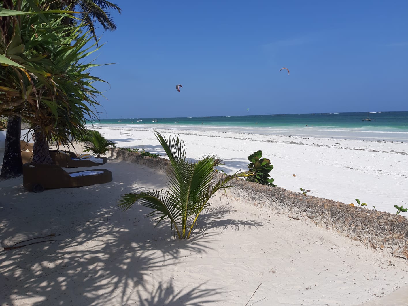 Foto de Galu Beach com areia brilhante superfície
