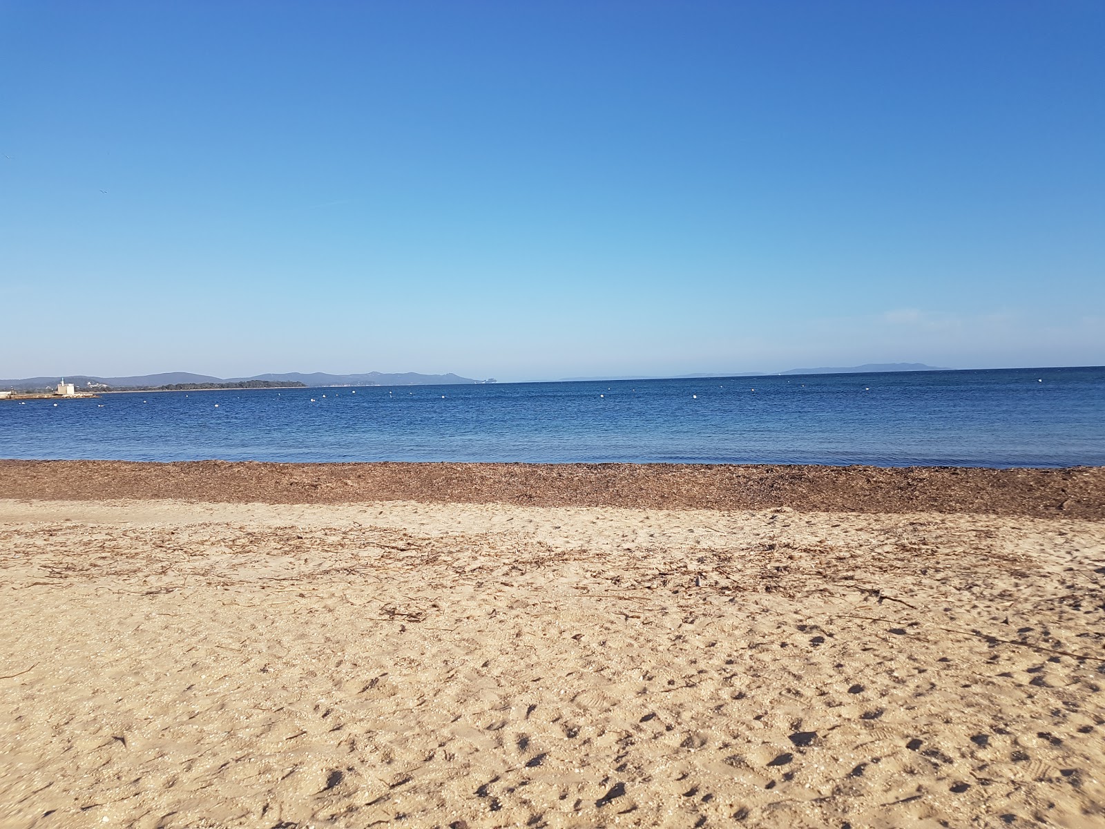 Foto de Station beach con agua cristalina superficie