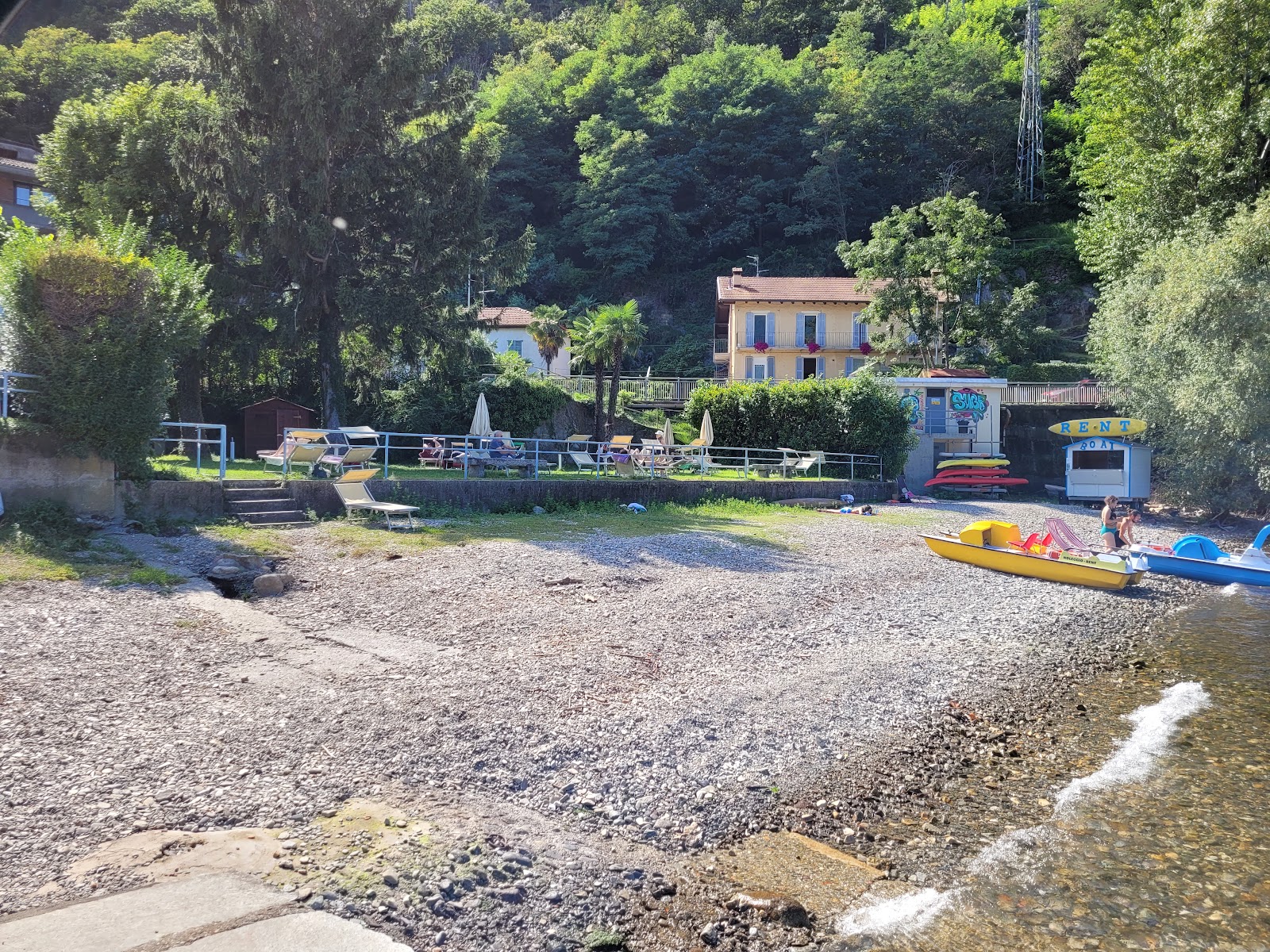 Foto di Spiaggia di Cannobio sorretto da scogliere