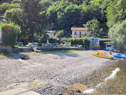 Foto di Spiaggia di Cannobio sorretto da scogliere