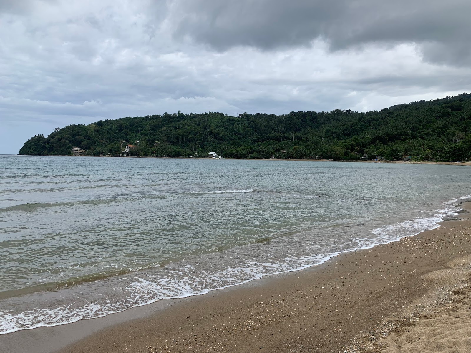 Dulangan Beach'in fotoğrafı uçurumlarla desteklenmiş