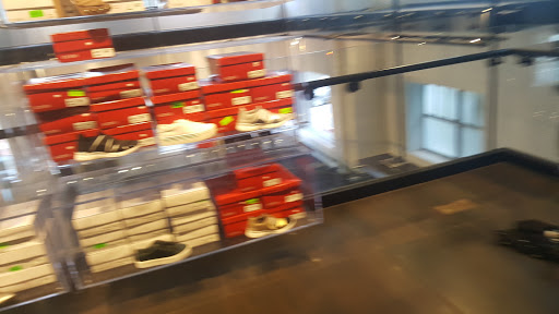 Clothing Store «GUESS», reviews and photos, 736 Collins Ave, Miami Beach, FL 33139, USA