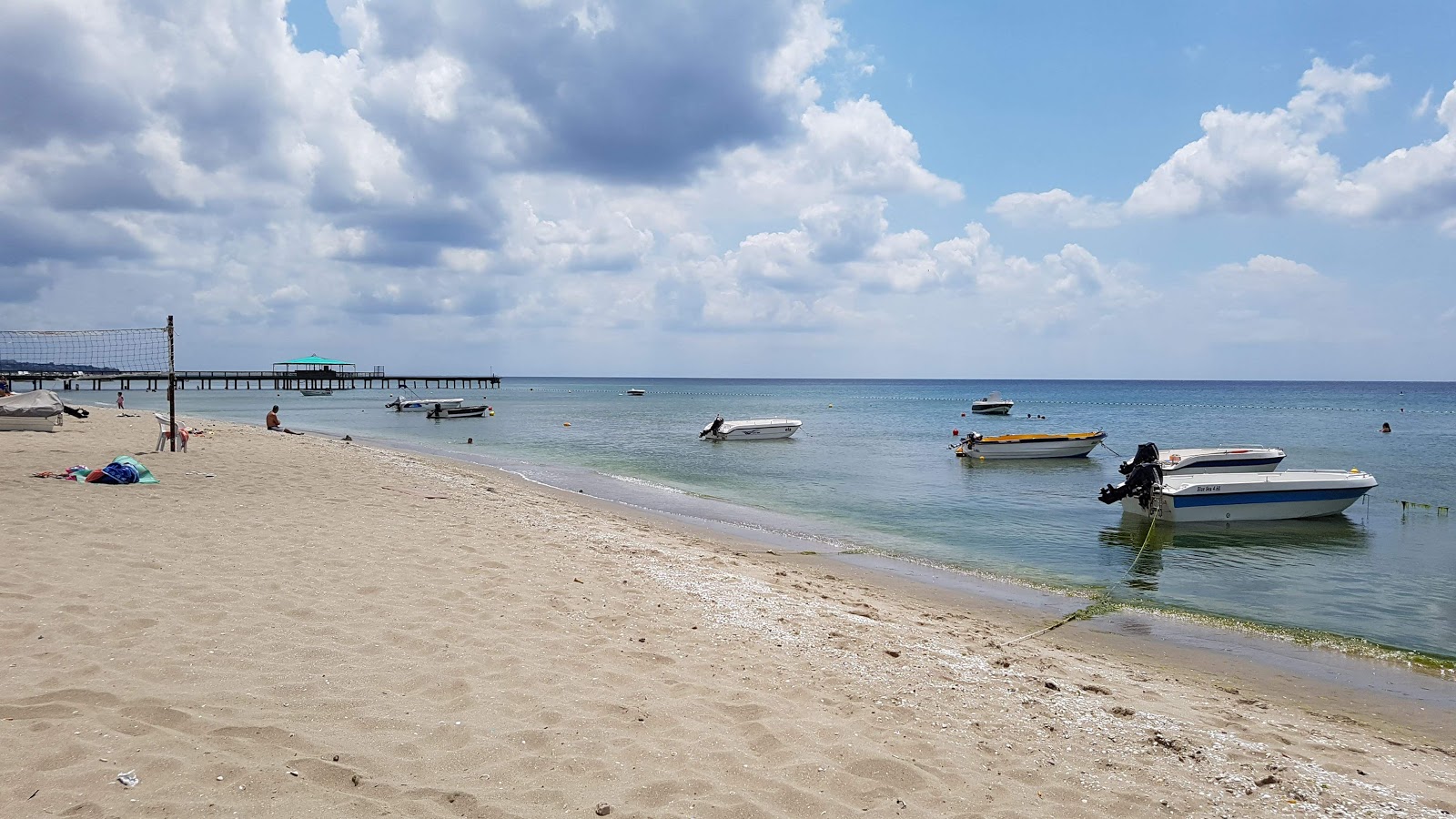 Φωτογραφία του Kamiloba beach με καφέ άμμος επιφάνεια
