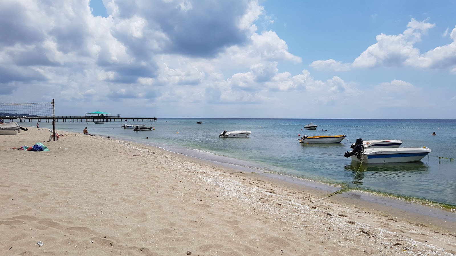 Foto de Kamiloba beach con arena marrón superficie