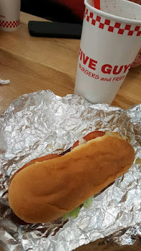 Cheeseburger du Restaurant de hamburgers Five Guys Dijon Toison d'Or - n°6