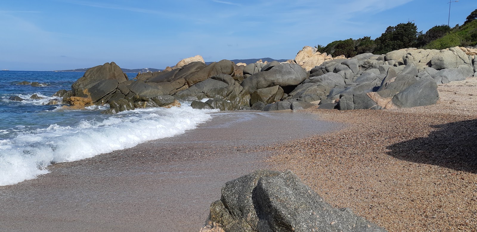 Foto di Abbartelo beach con una superficie del acqua cristallina
