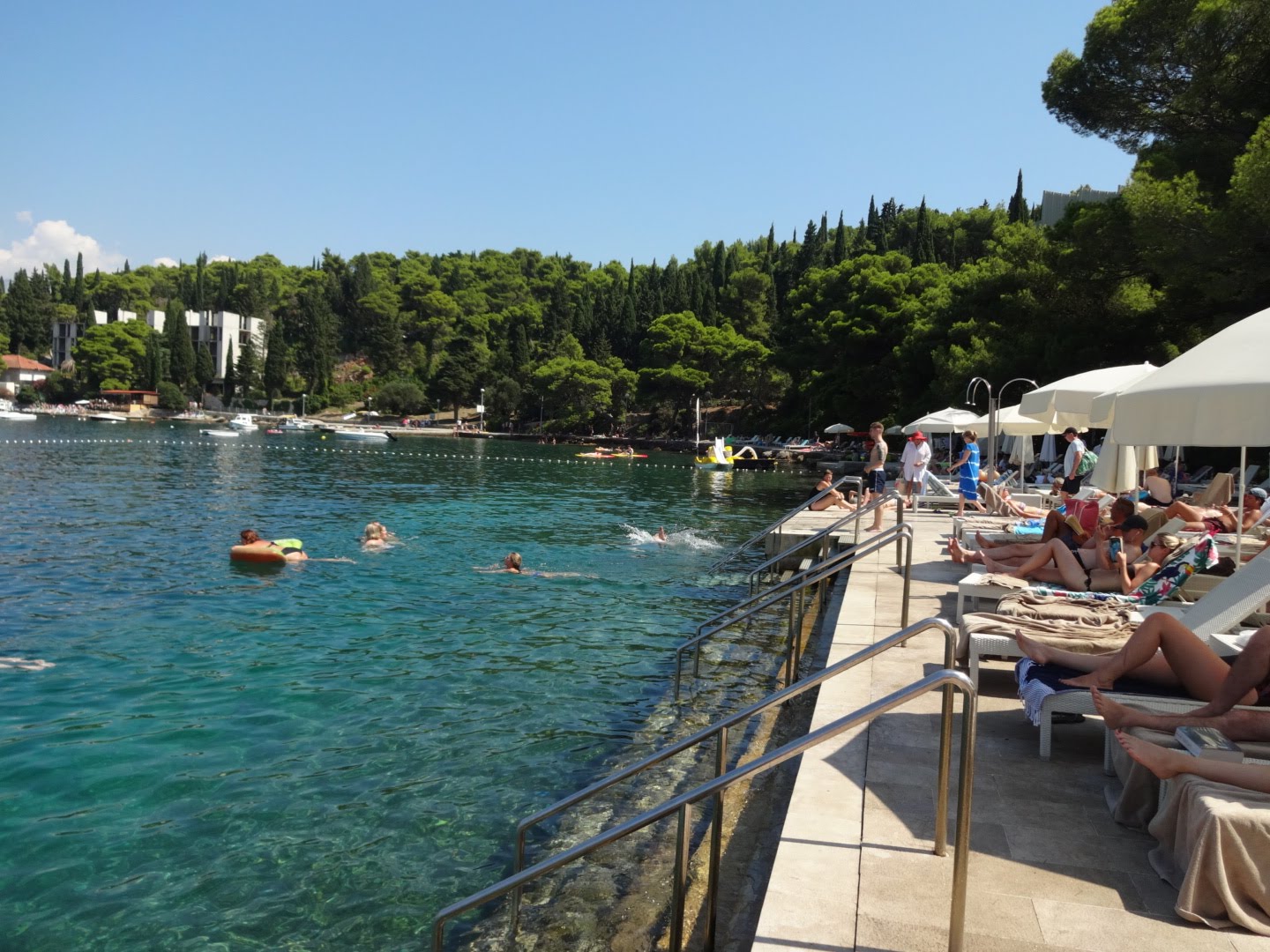 Zdjęcie Spinaker's beach z powierzchnią turkusowa czysta woda