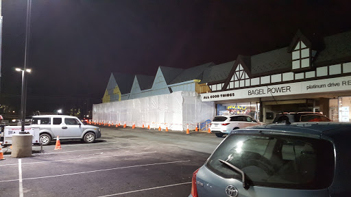 Shopping Mall «Golden Horseshoe Shopping Center», reviews and photos, 1088 Wilmot Rd, Scarsdale, NY 10583, USA