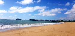 Photo de Lammermoor Beach entouré de montagnes
