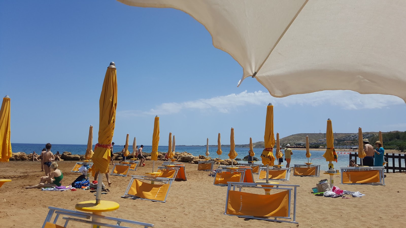 Foto di Spiaggia di Via Makalla con una superficie del acqua blu