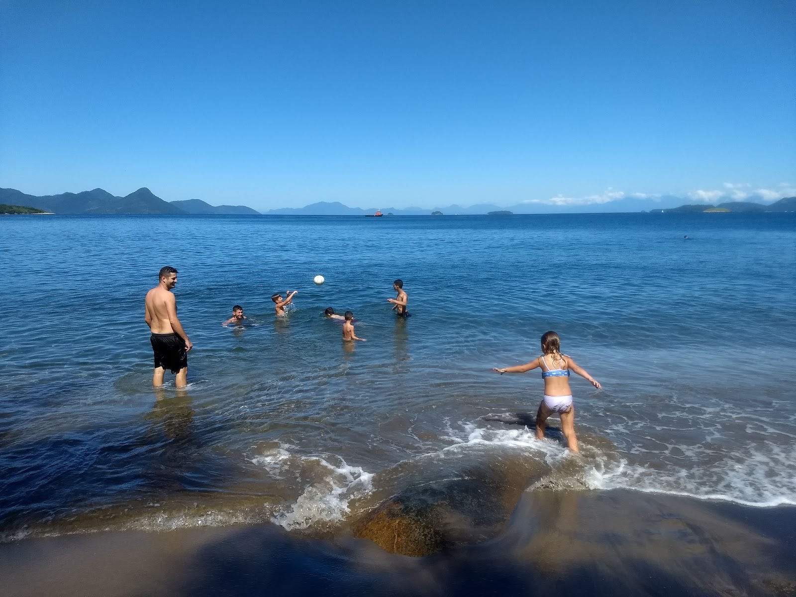 Photo de Praia do Leme protégé par des falaises