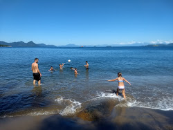 Photo de Praia do Leme protégé par des falaises