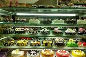 Daryanis' Cakes and More image