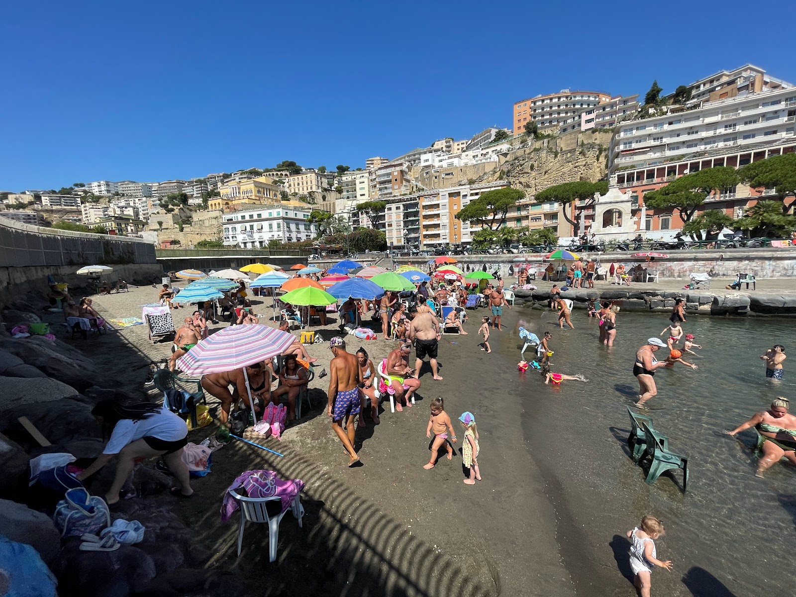 Foto di Spiaggia Mergellina con una superficie del sabbia nera