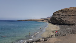 Photo de Playa Las Coloradas entouré de montagnes