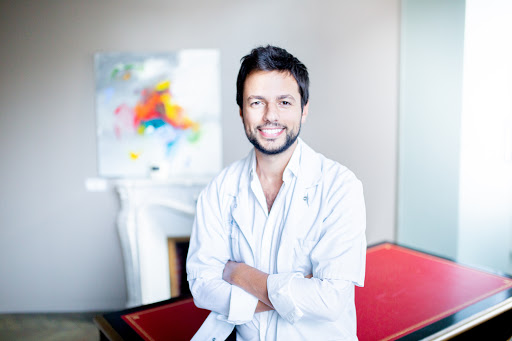 Dr Jeremy DJIAN - Chirurgien esthetique Paris, augmentation mammaire, rhinoplastie, botox