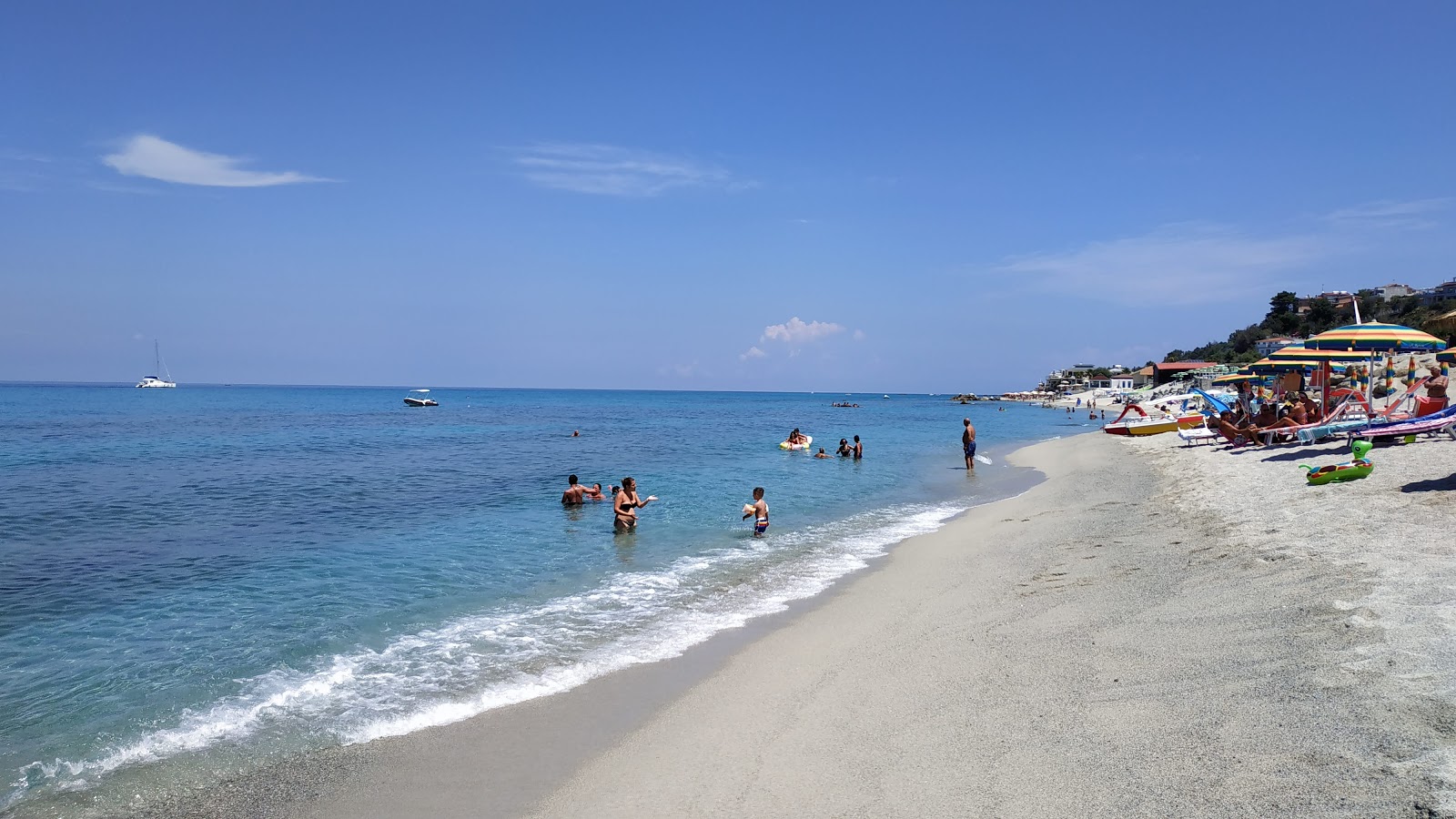 Spiaggia Tono 🏖️ Grotticelle, Vibo Valentia, Italy - detailed features,  map, photos, image size:1600x900