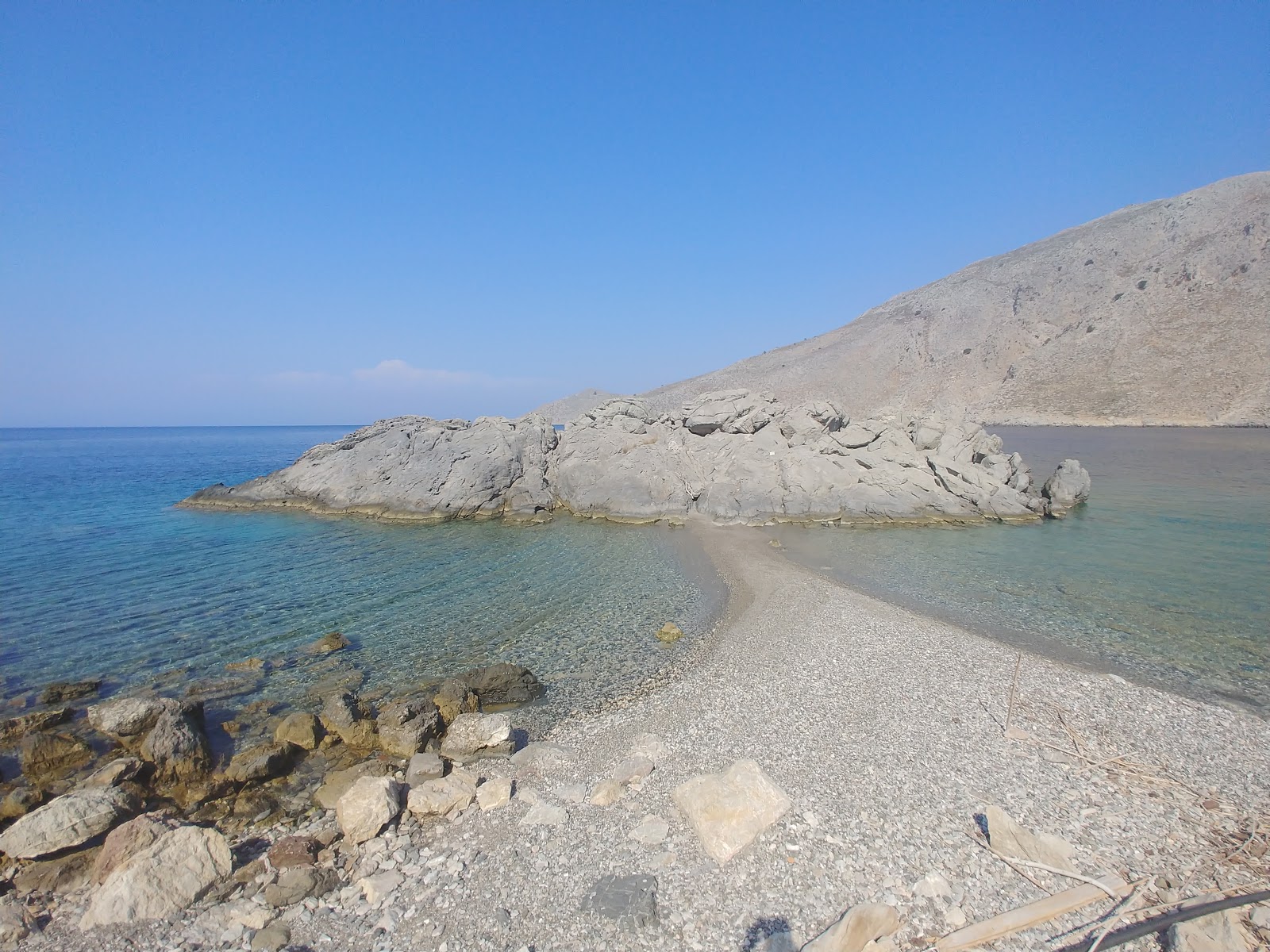 Valokuva Agios Zachariasista. pinnalla turkoosi puhdas vesi:n kanssa