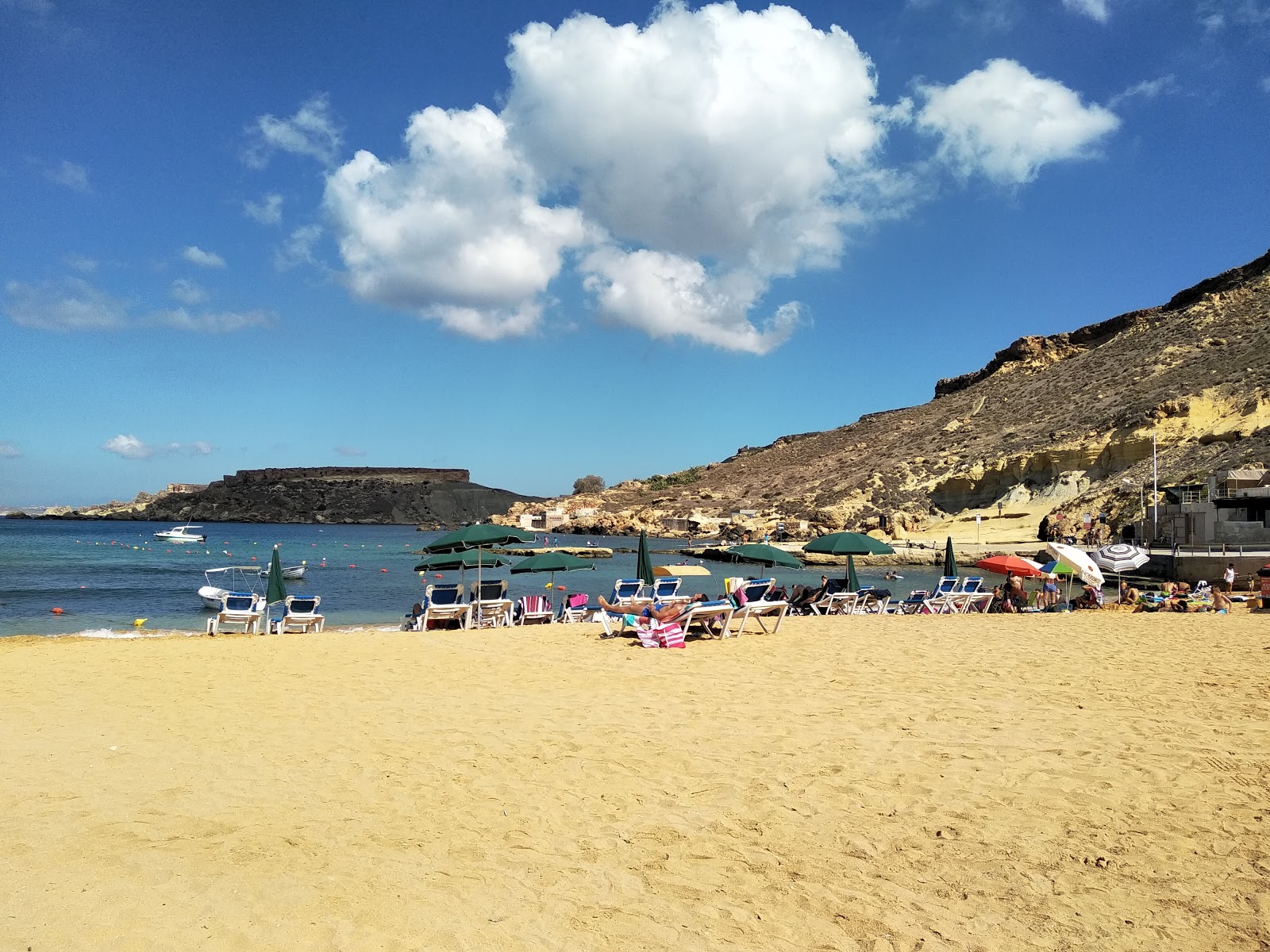 Foto de Gnejna Beach rodeado por montanhas