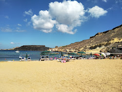 Photo de Gnejna Beach entouré de montagnes