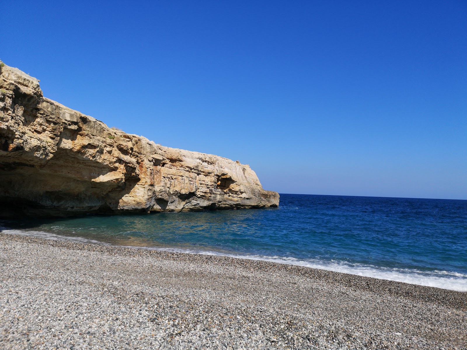 Kamara Beach'in fotoğrafı - rahatlamayı sevenler arasında popüler bir yer