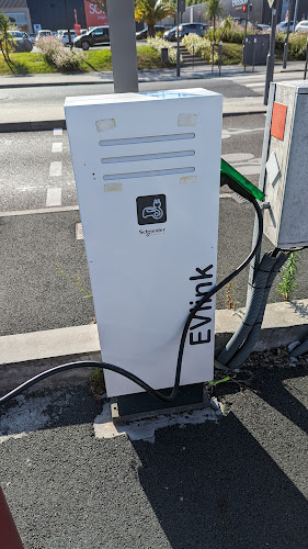 Borne de recharge de véhicules électriques Carrefour Charging Station Anglet