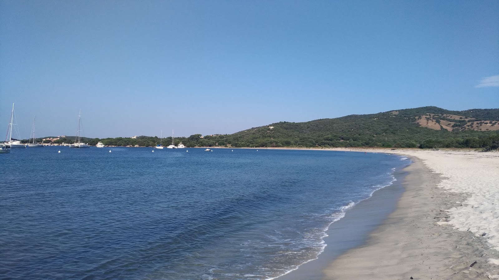 Foto von Caseddu beach mit feiner beiger sand Oberfläche