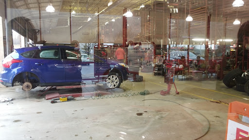 Tire Shop «Discount Tire Store - Auburn Hills, MI», reviews and photos, 200 Brown Rd, Auburn Hills, MI 48326, USA