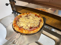 Photos du propriétaire du Pizzas à emporter Distributeur de pizza 24/24 7/7 Manu Patton à Carentan-les-Marais - n°2