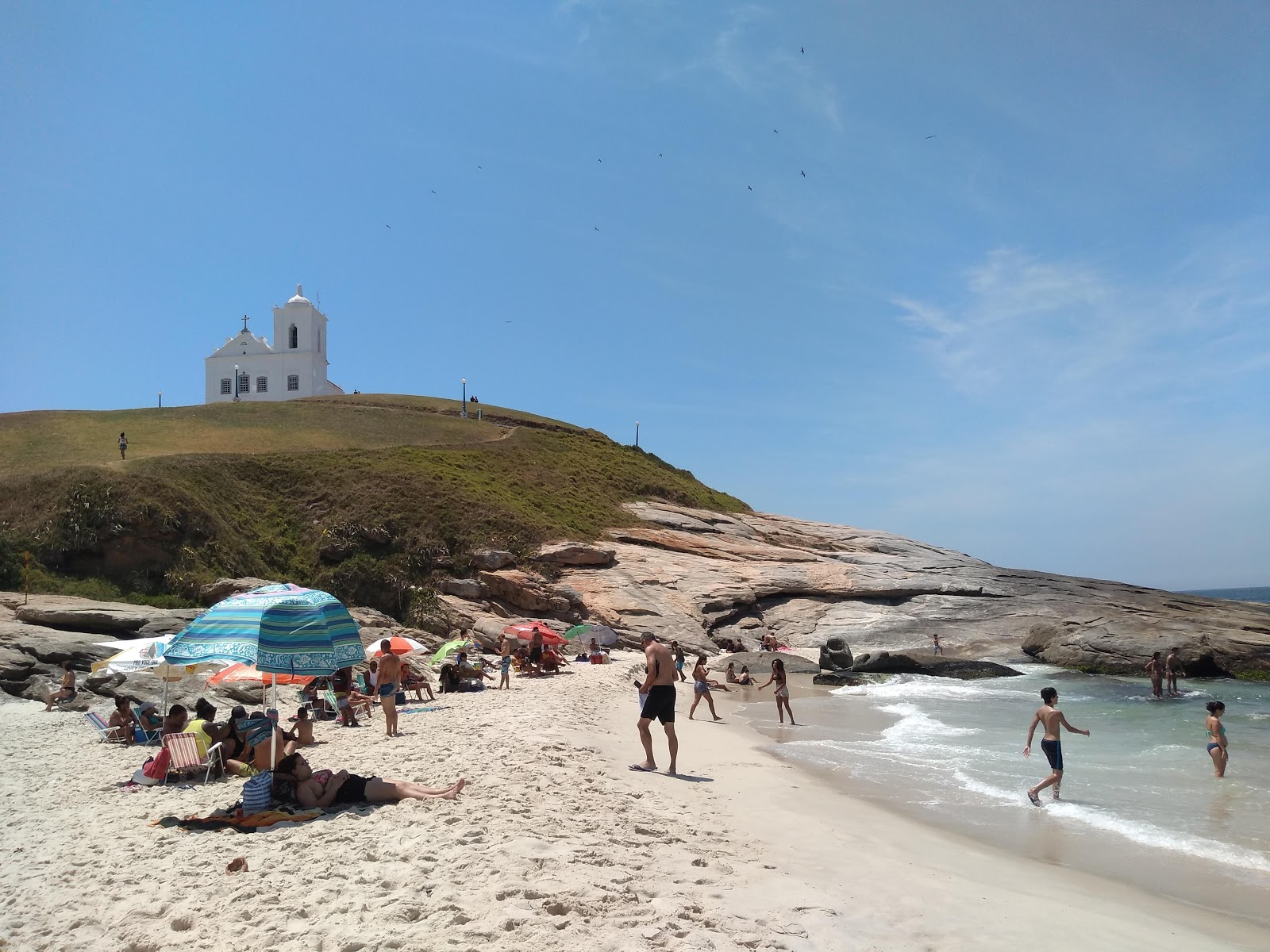 Foto von Prainha de Itauna mit beiger sand Oberfläche